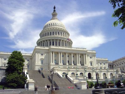 Сенат США поддержал закон об антикризисных мерах 