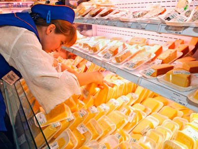 МВД установило, что москвичи и петербуржцы съели поддельного сыра на 2 млрд руб.