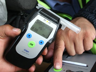 Инспекторам ГИБДД разрешат проверять водителей экспресс-алкотестером