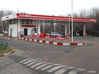 ФАС расследует завышение цен на бензин в Подмосковье &quot;дочкой&quot; Лукойла