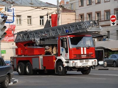 Крупный пожар в бизнес-центре на западе Москвы удалось локализовать с помощью вертолетов и подъемных механизмов
