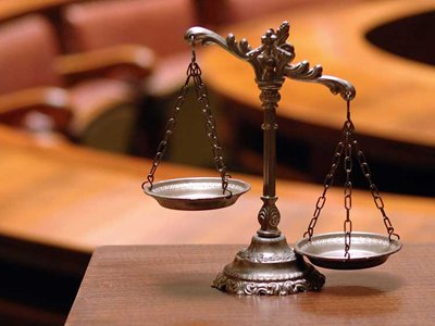 Суд наказал юрфирму за оказание псевдоадвокатских услуг