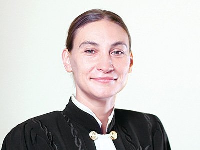 Судья Баранова улетела от следователей в США