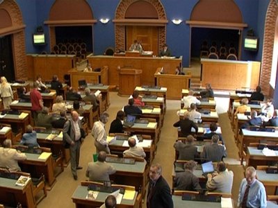 Кризис не страшен: суд разрешил эстонским депутатам повысить себе зарплату