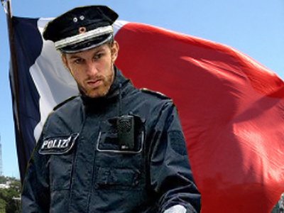 Французские полицейские перекрыли Елисейские поля, протестуя против ареста своего коллеги