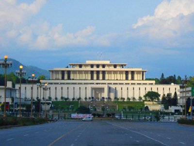Парламент Пакистана выразил доверие правительству на фоне конфликта между военными и гражданскими властями