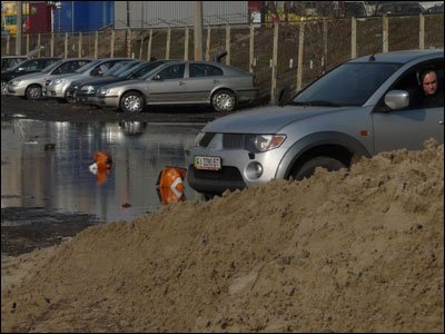 В Киеве около 300 автомобилей ушли под воду