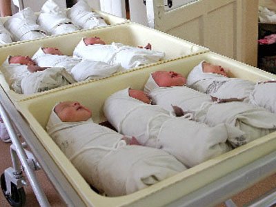 В правительстве обсуждается стимулирование россиян к рождению первых детей
