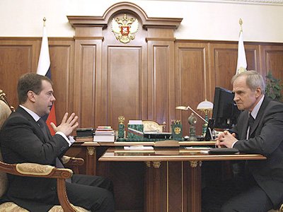 Медведев поручил Зорькину контролировать конституционность региональных законов
