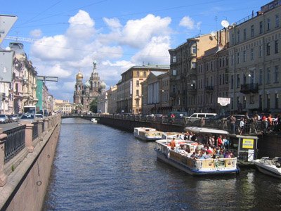 Петербург: власти угрожают должникам судами и выселением в бараки