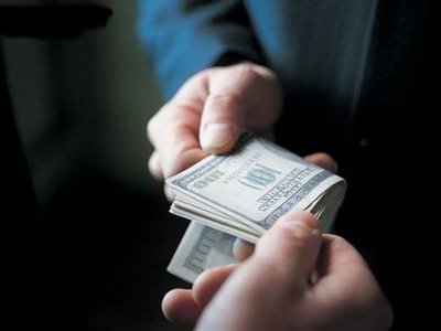 Сотрудника ФСБ просили за $50тыс прекратить уголовное дело
