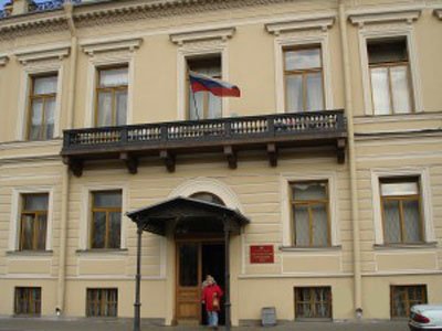 В Петербурге ищут стрелка, который четырежды выстрелил в здание городского суда