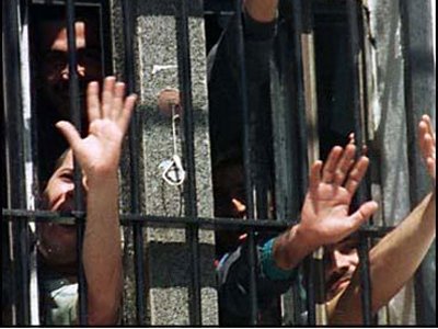 140 заключенных сбежали из мексиканской тюрьмы через главный вход