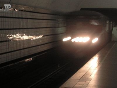 Москва: на станции метро &quot;Полянка&quot; человек упал под поезд