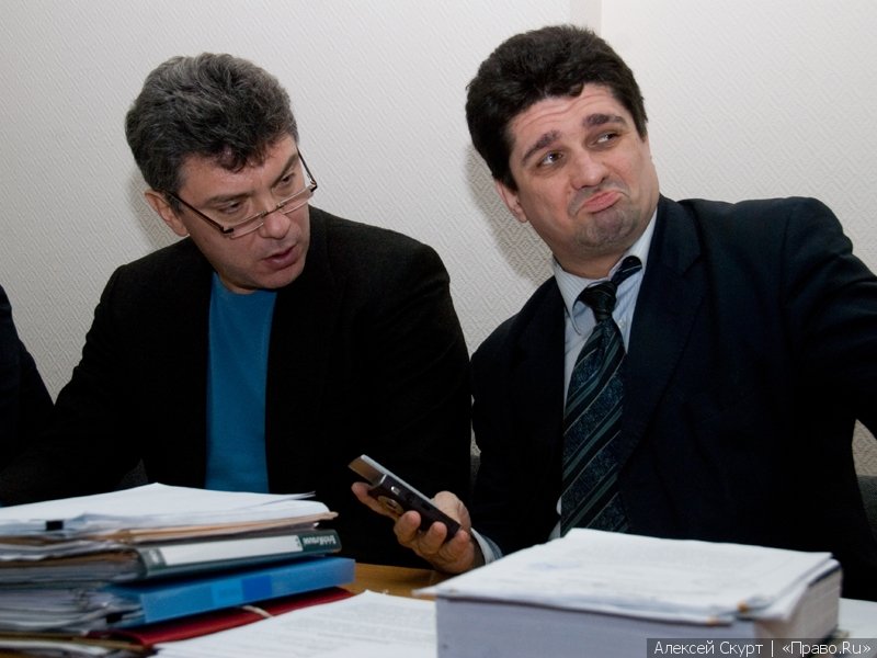 Немцов, Милов и юристы Тимченко в ожидании судьи - наблюдения фотокорреспондента Право.Ru