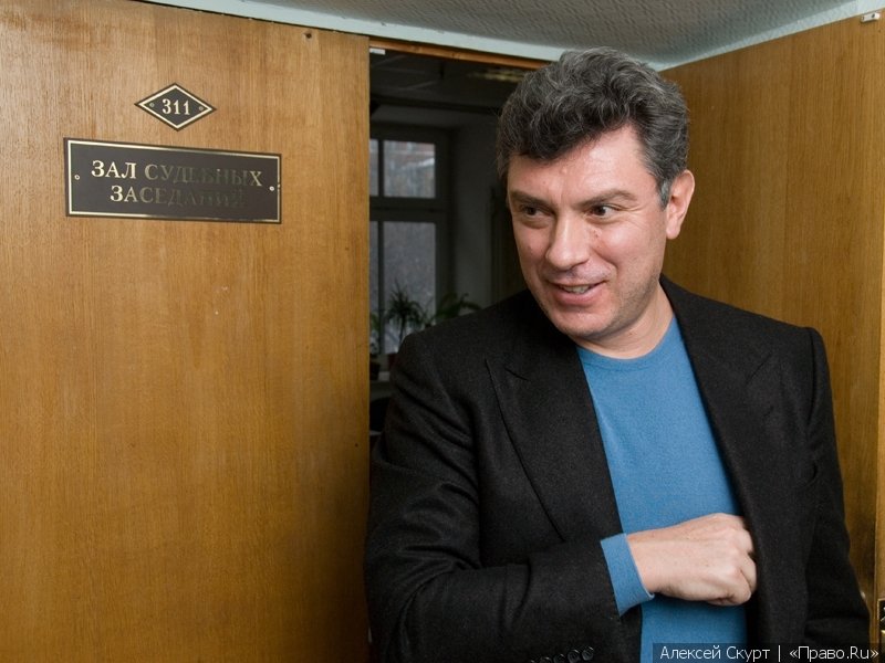 Немцов, Милов и юристы Тимченко в ожидании судьи - наблюдения фотокорреспондента Право.Ru