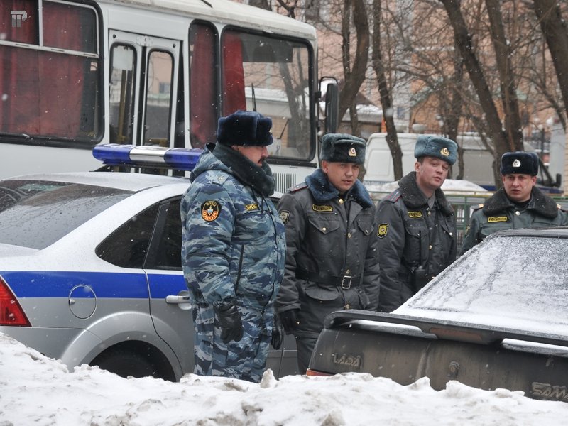 Прения на процессе Алексея Козлова начались с сотен граждан и трех автобусов с полицией
