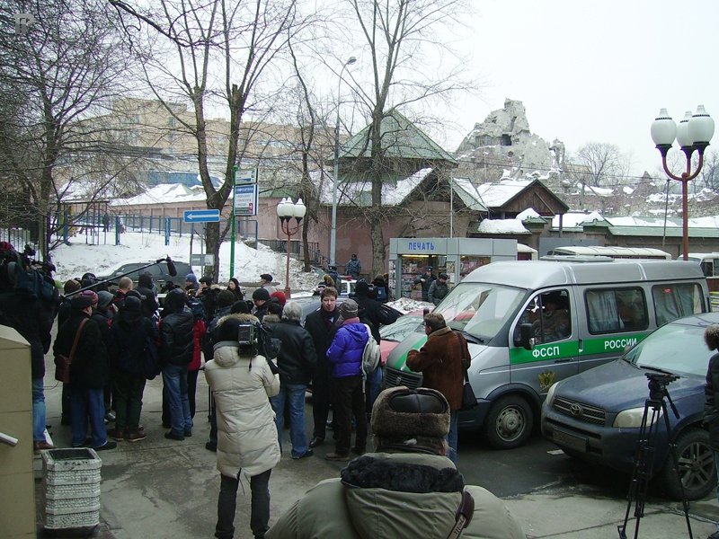 Прения на процессе Алексея Козлова начались с сотен граждан и трех автобусов с полицией