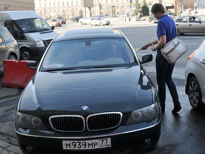 "Парконы" и паркинг - фоторассказ о "мягкой" акции по предупреждению нарушений парковки в Москве