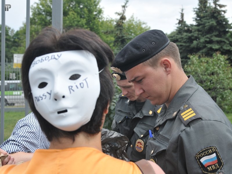 Обманутые ожидания - фотозарисовки у Мосгорсуда, который еще на месяц продлил арест Pussy Riot