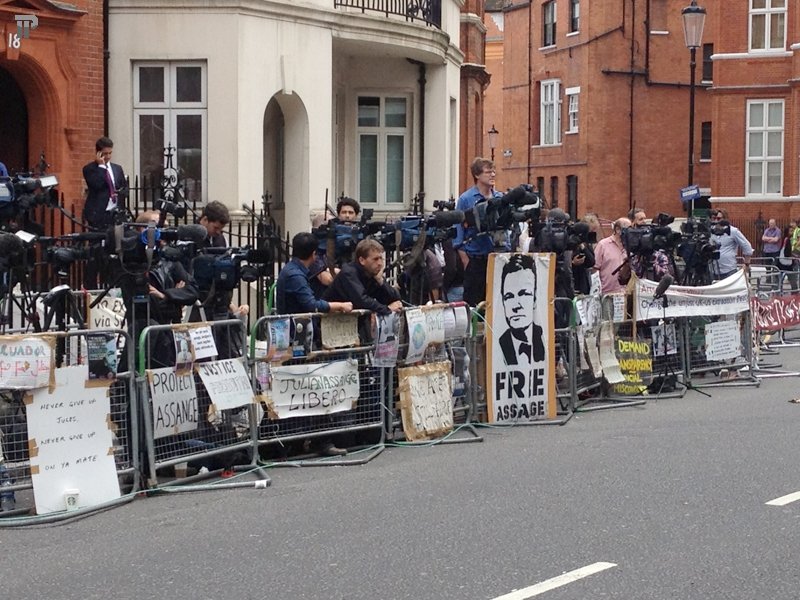 Осада посольства Эквадора в Лондоне из-за Джулиана Ассанджа - фоторепортаж