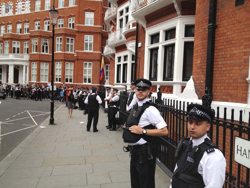Осада посольства Эквадора в Лондоне из-за Джулиана Ассанджа - фоторепортаж